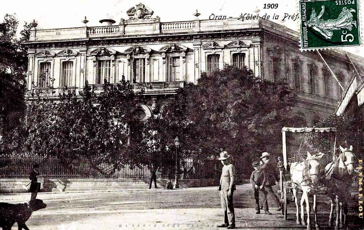 Oran - Place Kleber - Prefecture - 1909.jpg